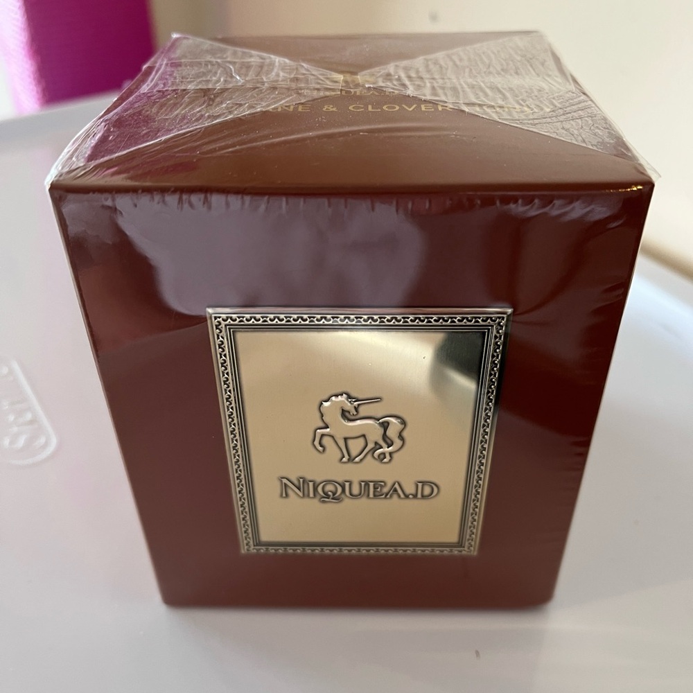 NWT Niquea.d Clementine and Clover Honey scented candle